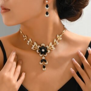 Ensemble de bijoux élégant avec pendentif, boucles d'oreilles