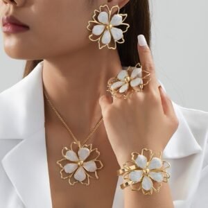 Un ensemble de bijoux tendance pour femmes avec un style élégant et mignon