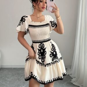 Mini robe élégante à col carré, avec des imprimés à la mode, des plis