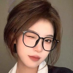 Une paire de lunettes de style coréen surdimensionnées à imprimé léopard