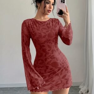 Robe courte près du corps à manches longues avec ourlet évasé