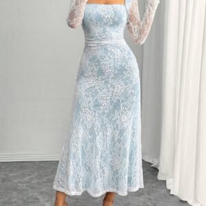 Robe longue élégante en dentelle bleu clair à col carré pour femme - Manches longues, silhouette trapèze fluide