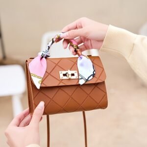 Sac à bandoulière élégant avec équipement doré et sangle réglable