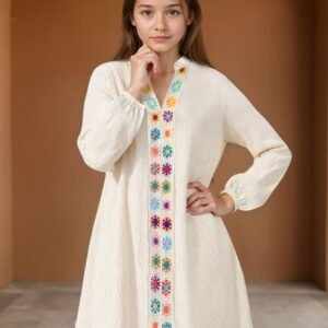 Robe à manches longues inspirée de l'Orient, avec des appliques florales colorées