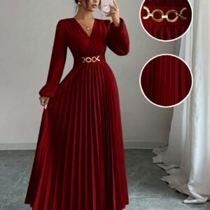 Une robe plissée de couleur unie avec un col en V  dotée d'une fermeture éclair latérale