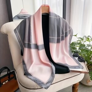 Un foulard de 85×85 à motif à rayures bohème