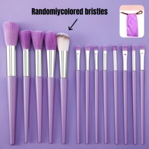 Un ensemble de 13 pinceaux de Cosmétique violet professionnel