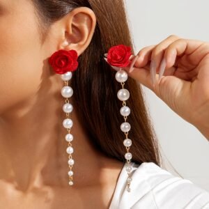 Paire de Boucles d'Oreilles Élégantes en Forme de Rose et de Perles Blanches