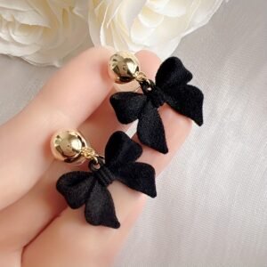 Une paire de boucles d'oreilles vintage simples, élégantes