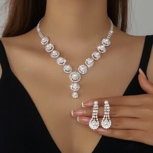 Ensemble de bijoux exquis comprenant un collier et des boucles d'oreilles