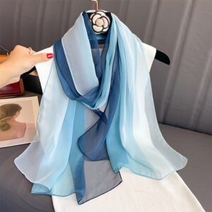 Un foulard en mousseline dégradée bleu pour femme, simple et polyvalent