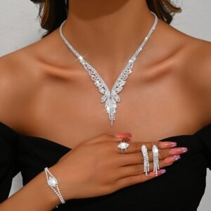Ensemble de Quatre Pièces : Collier, Boucles d'Oreilles et Bracelet Élégant