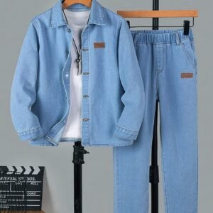 Ensemble décontractée avec jeans bleu clair délavé, veste en jean