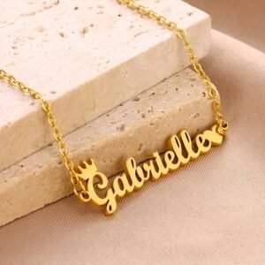 Collier personnalisé en or avec pendentif couronne et cœur