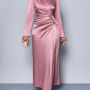 Élégante robe moulante plissée en satin uni idéale pour les mariages