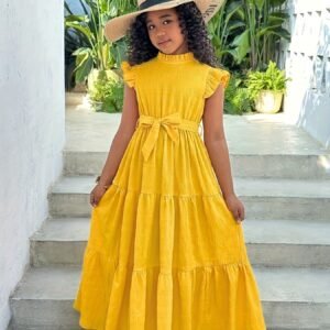 Élégante robe longue avec col montant plissé, manches à volants et ceinture