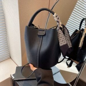 Chic Sac Seau Noir avec Accent Écharpe