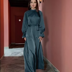 Une robe en satin élégante pour femmes, avec des manches longues