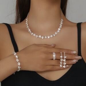 Un ensemble de bijoux élégant et unique comprenant un collier