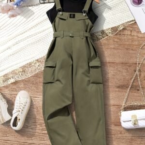 Ensemble de t-shirt sans manches associé à un jumpsuit de couleur vert armée