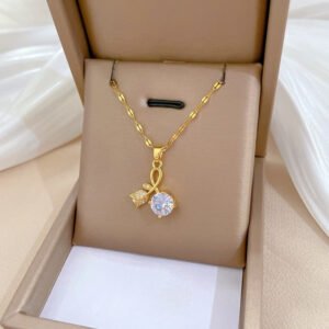 Collier pendentif élégant en or 18 carats plaqué avec des zirconiens roses et des zirconiens cubiques synthétiques