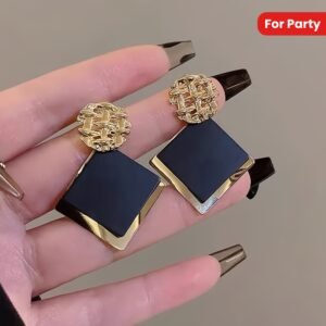 Un ensemble de boucles d'oreilles pendantes géométriques vintage et élégantes pour femmes, comprenant des pendentifs en fer de style français avec des tiges en cuivre, parfaites pour les fêtes et les cadeaux, adaptées à toutes les saisons.