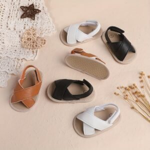 Une paire de sandales de printemps et d'été pour garçons, style britannique, adaptées aux nourrissons de 0 à 1 an, idéales pour apprendre à marcher, et parfaites pour une utilisation à la maison au printemps et en automne.