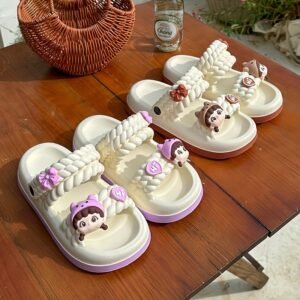 Sandales d'été mignonnes et élégantes pour femmes, nouveautés 2025, adaptées à une utilisation intérieure et extérieure, avec une semelle épaisse antidérapante et un design de dessin animé polyvalent.