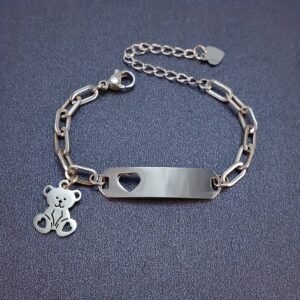 Un Bracelet Mini Ours Mignon en Acier Inoxydable avec Pendentif Creux et Courbé