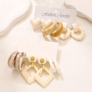 Une paire d'élégantes boucles d'oreilles pendantes avec un design creux en forme de cœur, carré et rond, aux tons chauds blanc, au style bohème. Cet accessoire d'oreille minimaliste en forme de C est parfait pour le quotidien, les fêtes, les rendez-vous, les anniversaires et les vacances à la plage.
