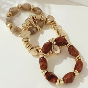 Lot de 3 bracelets bohème rétro avec perles épaisses en acrylique - tons dorés (marron/beige), formes cylindriques et en larme, unisexe pour tenue décontractée, soirées et superposition bohème toute l'année