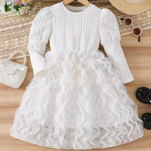 Une élégante robe en maille texturée avec un col rond et des manches longues