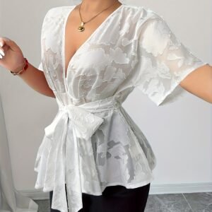 Blouse élégante à col V et détail nœud taille froncée pour femme grande taille - imprimé géométrique semi-transparent, manches courtes lavable en machine, haut printemps/été pour tenue décontractée ou formelle