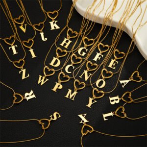 Collier Pendentif Initiale A-Z en Acier Inoxydable avec Cœur Creux et Chaîne Chevron - Bijou Bohème Minimaliste, Idéal pour Anniversaire, Diplôme, Fête des Mères, Fête des Pères, Cadeau de Saint-Valentin