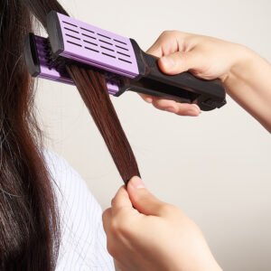 Brosse Lissante Professionnelle pour Cheveux, Idéale pour Chignons et Coiffures Ondulées, Poils Doux, Outil de Coiffure à Domicile, Planche Lissante pour Cheveux avec Pince, Peigne Double Usage Lissant et Bouclant, Convient aux Femmes et aux Hommes pour Lisser les Cheveux