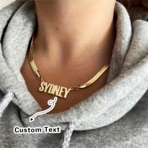 Personnalisez un collier à plaque nominative Feng Lian, collier plaque nominative en acier inoxydable avec chaîne serpent, plaqué or 18 carats, disponible en argenté et doré. Une pièce unisexe élégante, décontractée, simple et polyvalente. Un cadeau idéal pour elle, votre amoureux, votre mère, votre