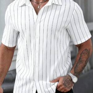 Chemise à rayures blanches à manches courtes, rafraîchissante et respirante, un style d'été que les étrangers adorent porter !
